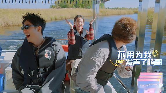 白敬亭年纪轻轻就姥了 看小白戴上貂帽后，瞬间变成了“貂弟儿”，全员调侃的画面简直