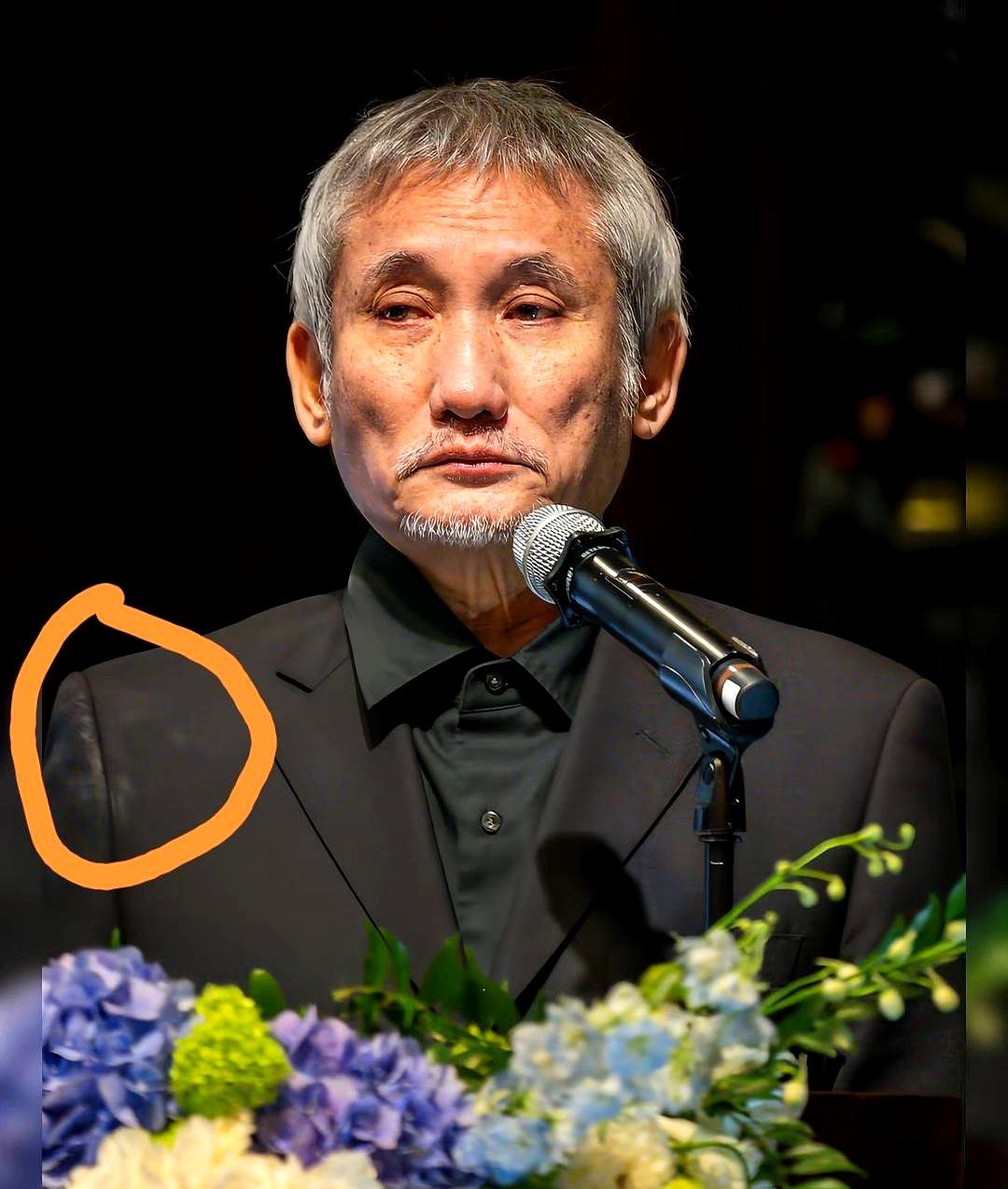 你们见过一个原本心高气傲的76岁倔老头，一夜之间被彻底抽干灵魂的样子吗？
昨天在