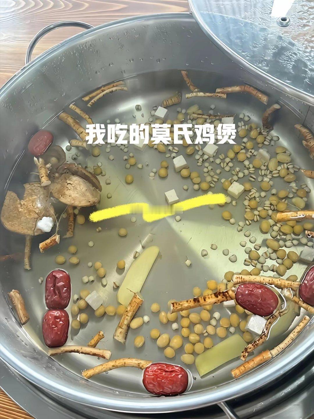 莫氏鸡煲老板：一个月前：我不想红，都别来一个月后：分店嘎嘎开 