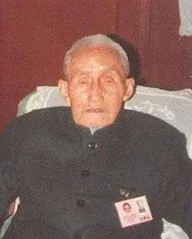 1949年，原79军军长方靖被俘虏后想要自尽，想到自己20岁的漂亮老婆，一脸麻子