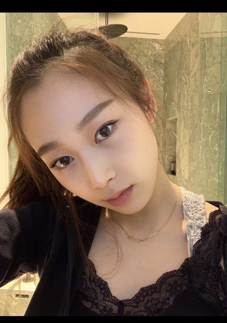 Giselle[超话]  早期的小梨真的很有一种知性亚裔美 