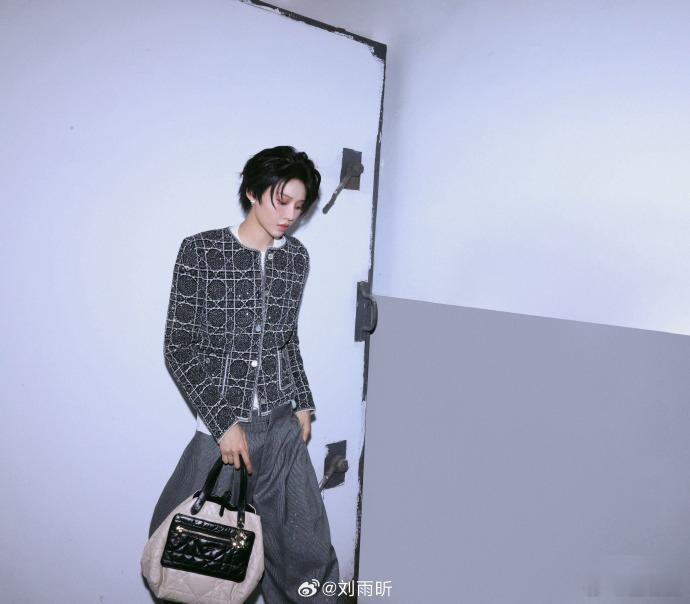 宁静叫刘雨昕美女刘雨昕舞蹈新风暴录制上班家人们谁懂啊！宁静和刘雨昕同框，一个犀利