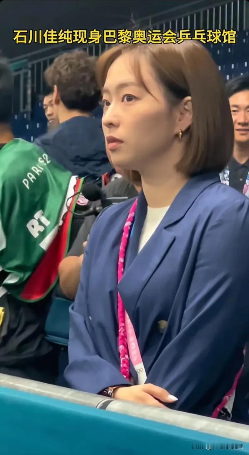 石川佳纯VS夏露，全方位对比！

1、气质——石川胜

2、容貌——石川胜

3