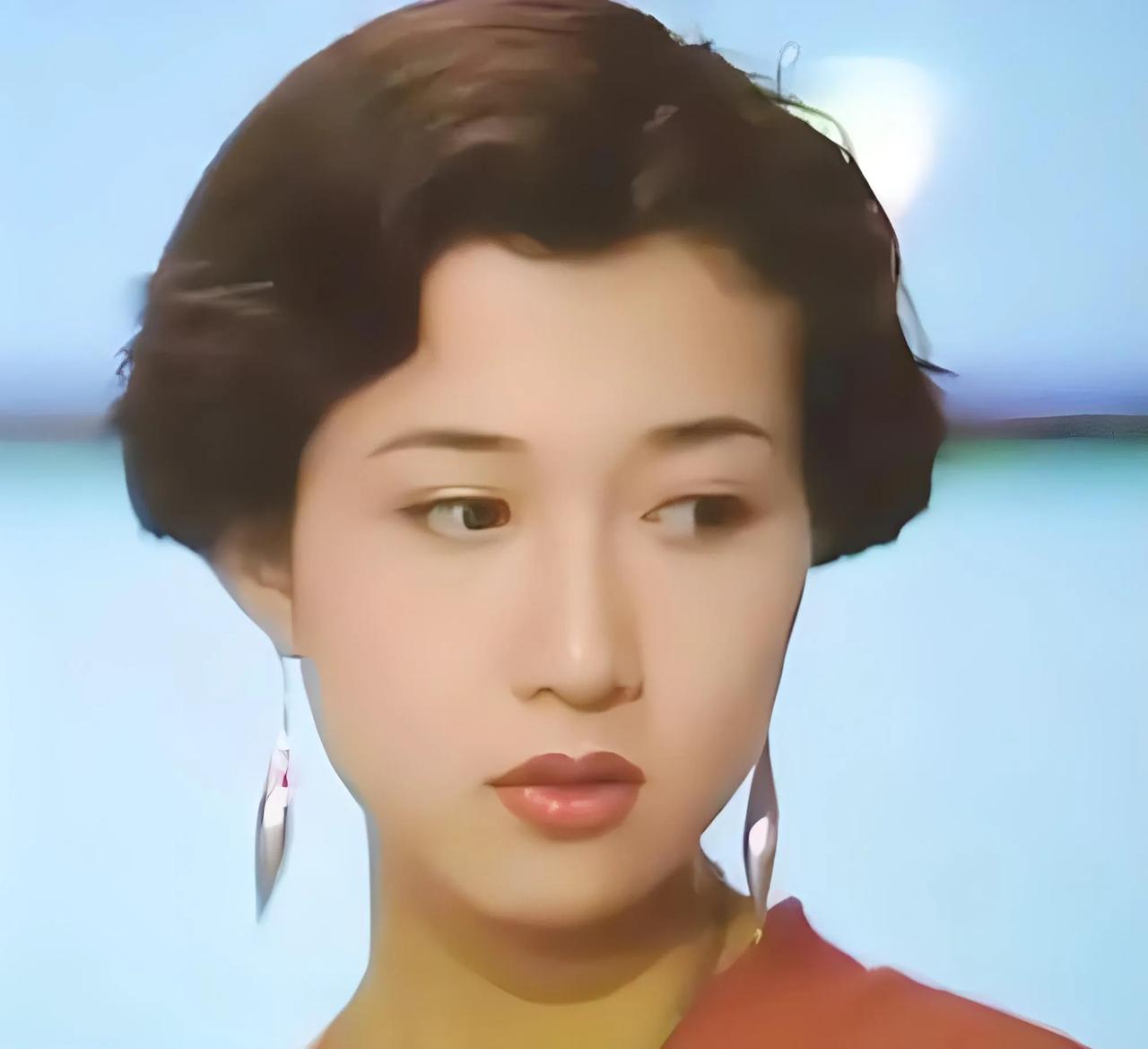 曾经的亚姐冠军，如今的处境却似乎令人难以置信。

她是容貌和身材都很不错的曾经的