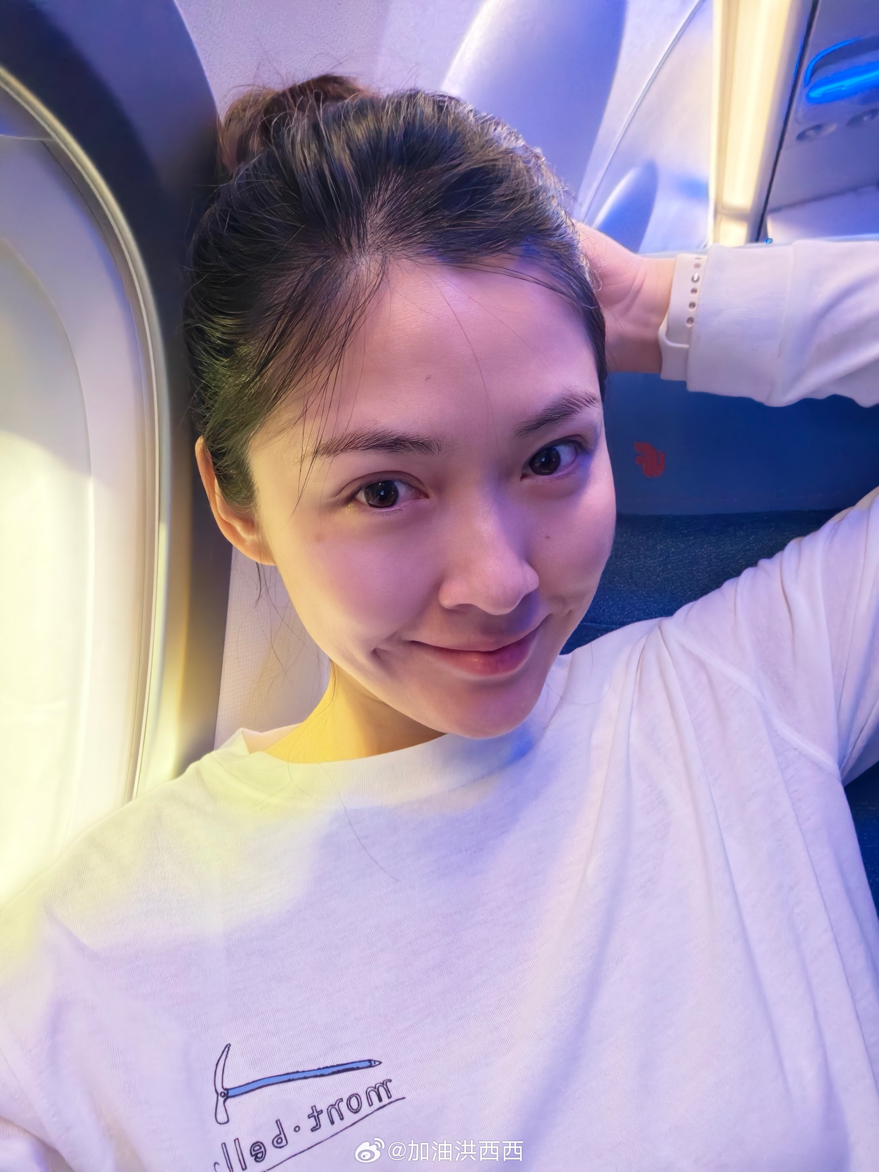 卸了个妆接着等起飞，飞机已经上乱成一锅粥了。九点多就备降济南了，还要再等三个多小