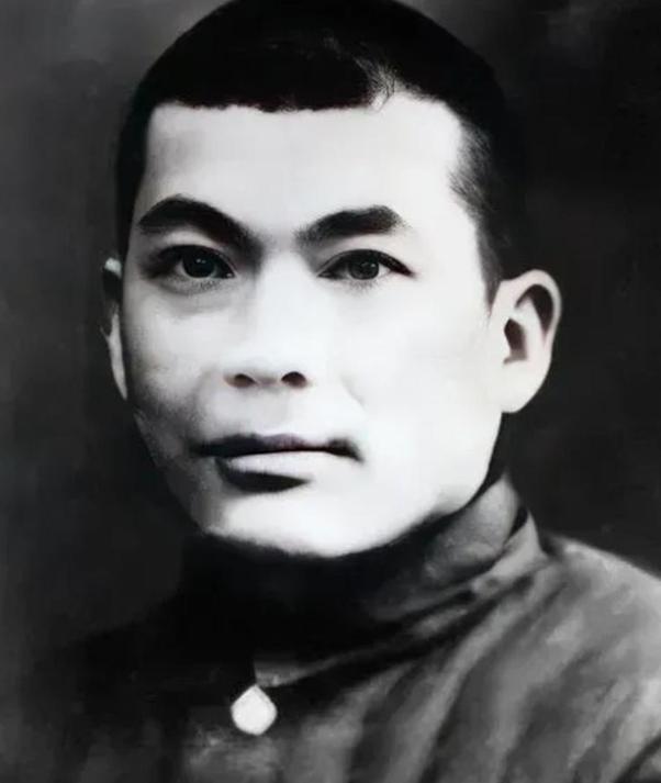 1941年，军统行动组长牛子龙干了一件要命的事——他设了一场鸿门宴，灌醉了刚上任