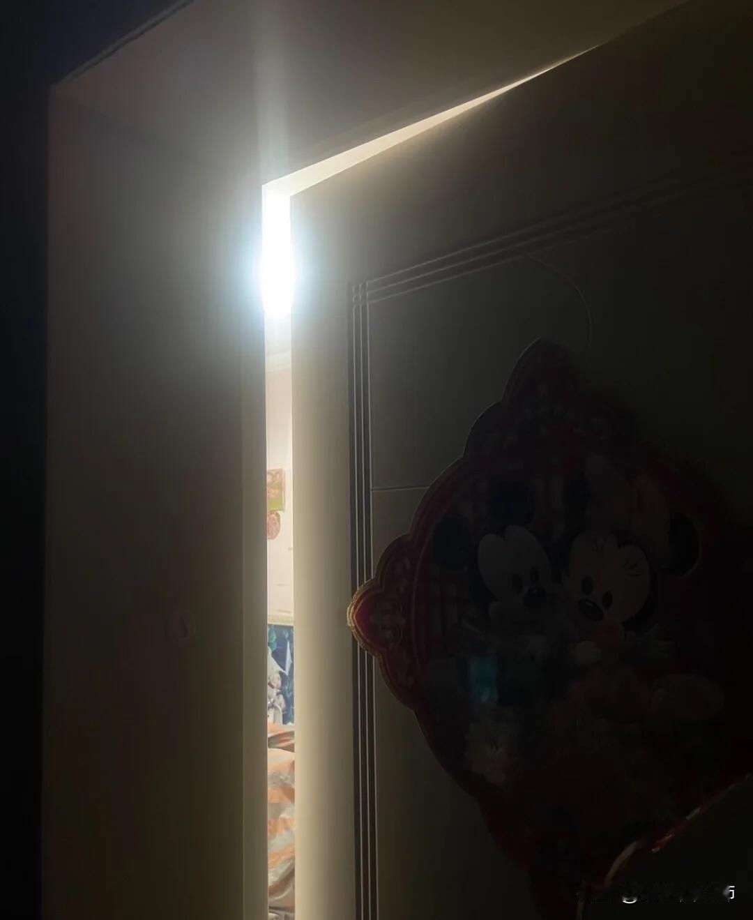 高三妈妈的崩溃
昨晚1点把娃房间的灯关了，自己坐在客厅偷偷掉眼泪，感觉当妈这么多