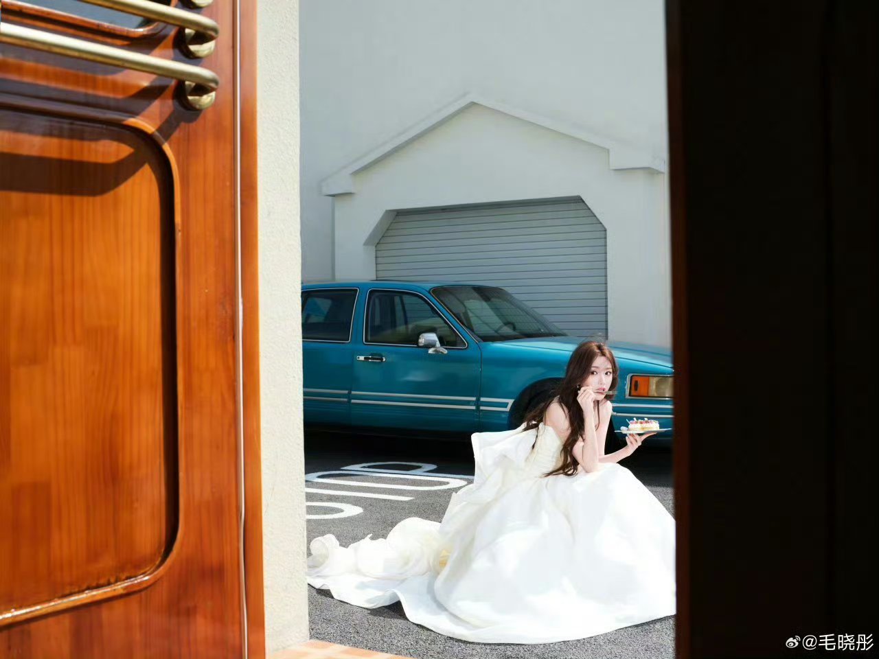 毛晓彤抹胸白裙像油画一般的大美女，气场全开。 