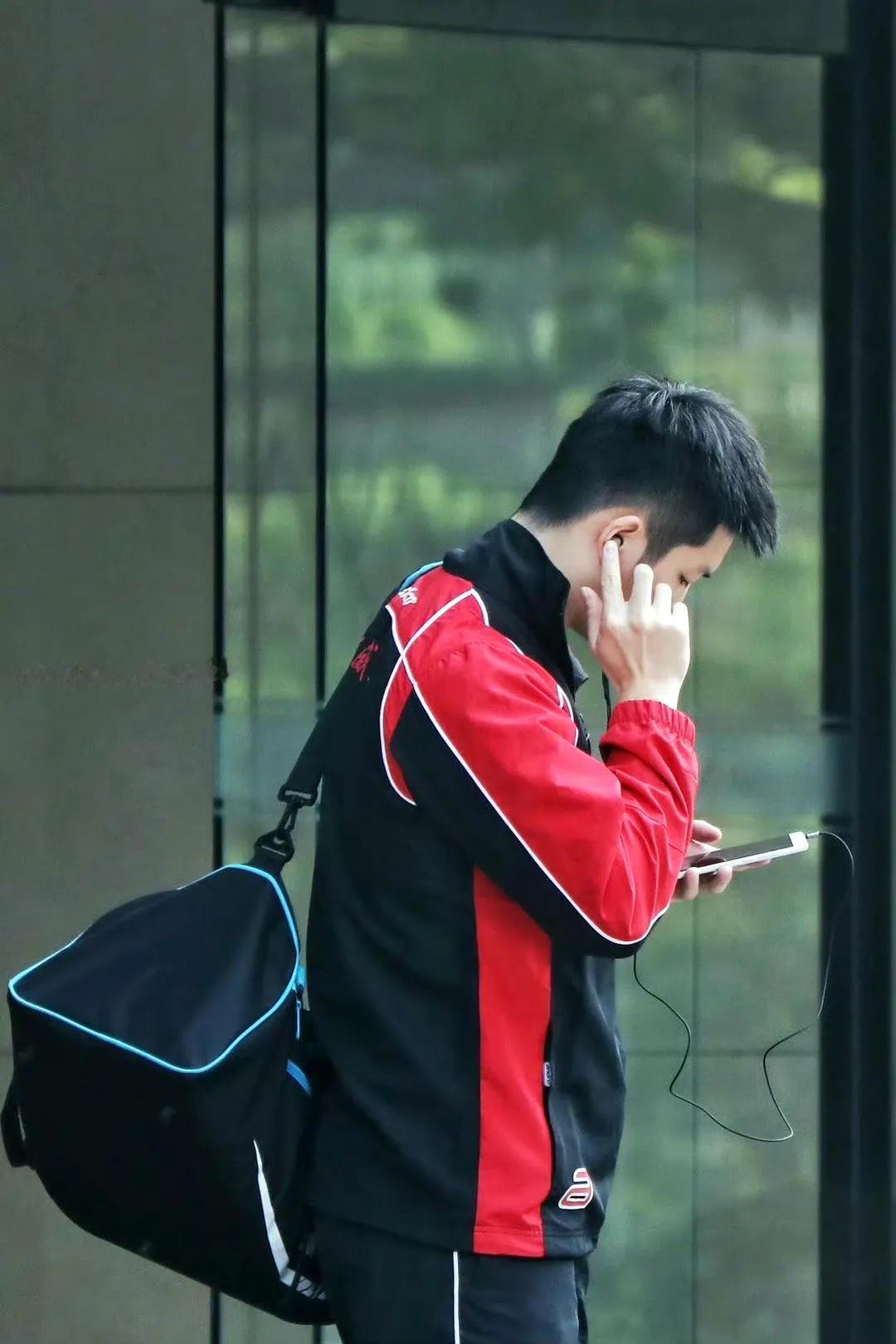 小胖戴着耳机认真看手机的样子真是帅呆了！大概是在听着他喜欢的音乐吧！下班后的松弛