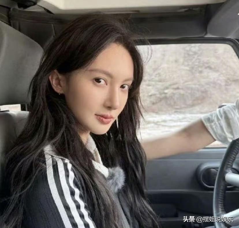 虽然这个爆料的狗仔做事不地道，但金晨这事确实让人想不通。她自己有驾照，撞了墙直接