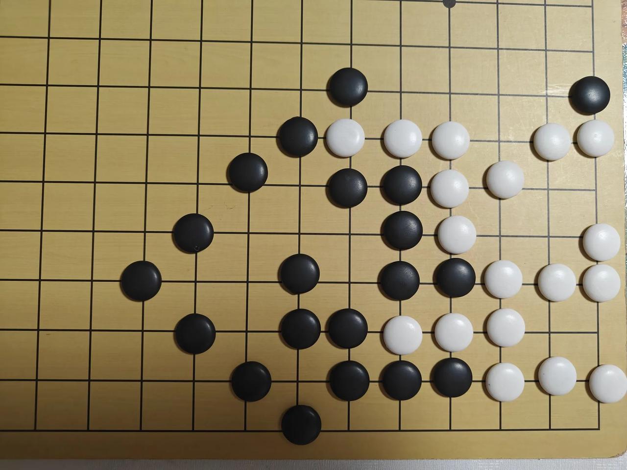 请问得继续下去，是白棋有机会还是黑棋有机会？