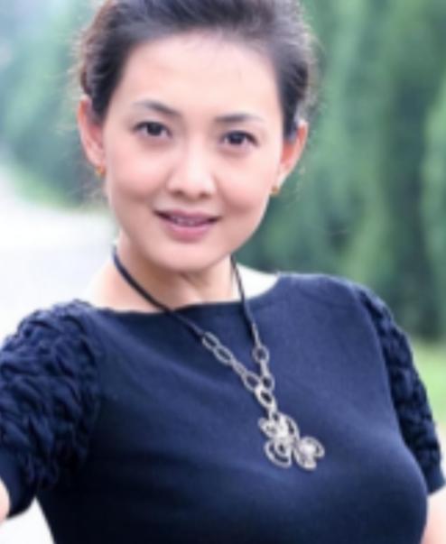 2007年，牛莉生下一女，在一次吵架的过程中，她怒气冲冲地问老公刘亚东，他比她大