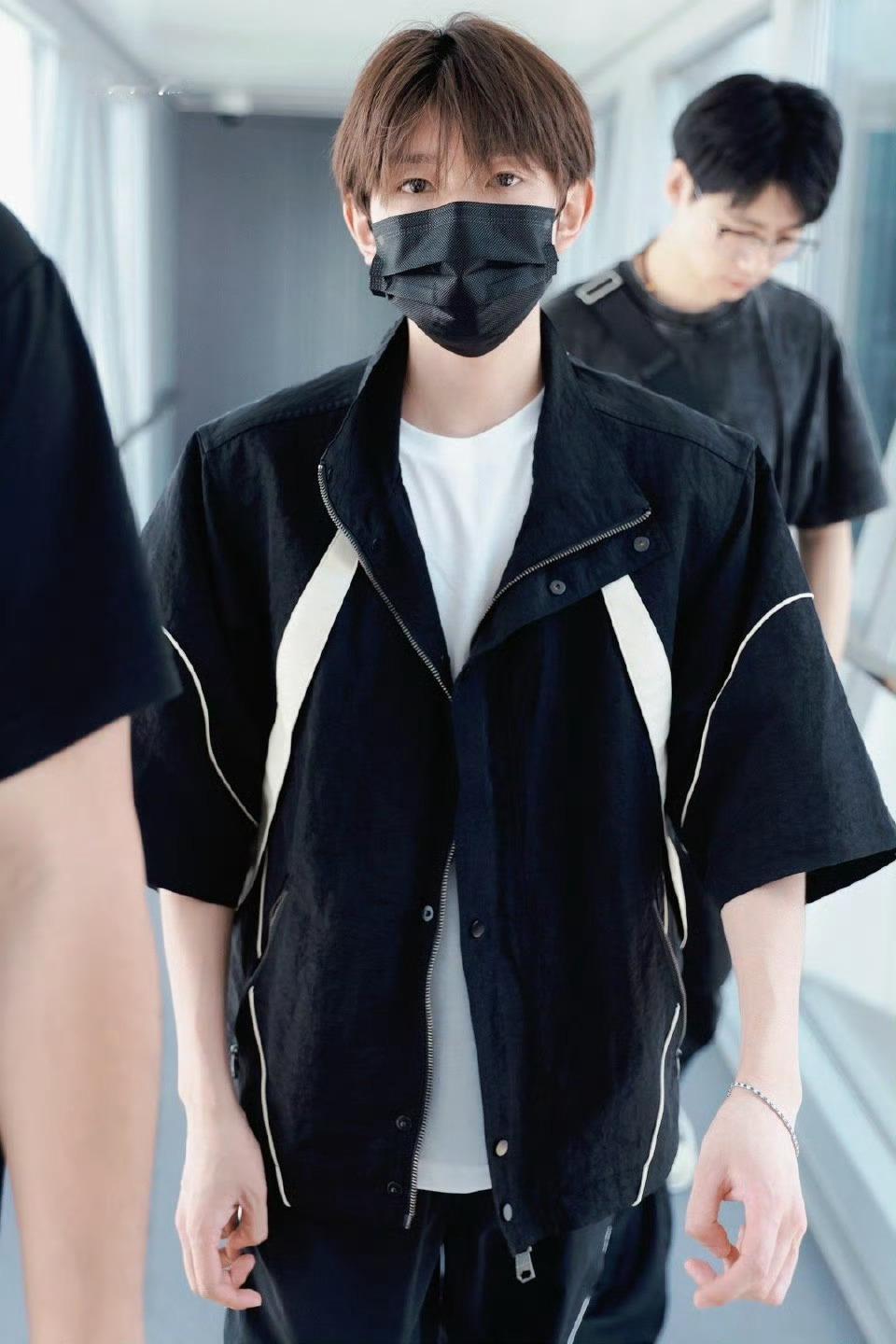 #王源杭州飞北京路透# 王源好帅好乖啊，期待王源下一场南京演唱会啦[憧憬] ​​