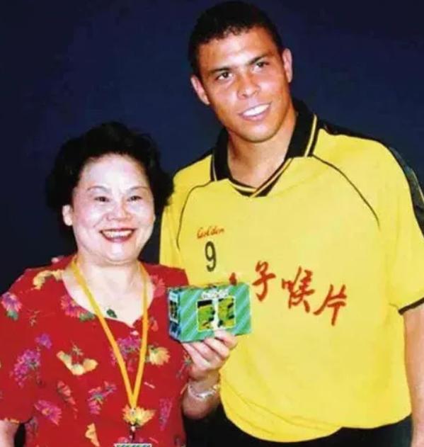2003年，罗纳尔多来到中国，一个富婆对他说：“只要你陪我吃顿饭，我就给你30万