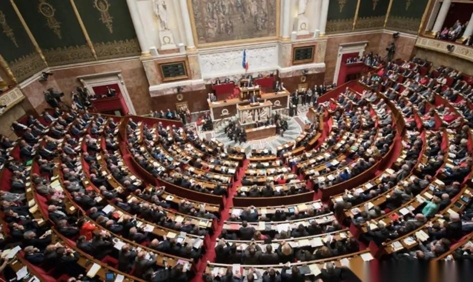 据外媒报道，日前，法国国民议会（图1）全票通过一项法案：旨在加速给那些往昔岁月里