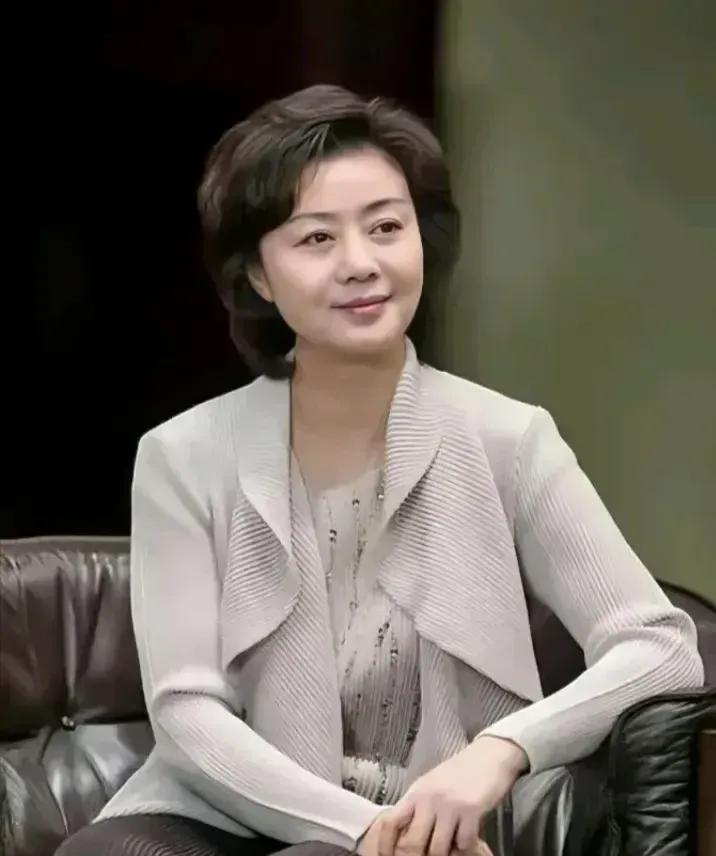 她，人美音甜，倾国倾城，美轮美奂，如痴如醉，不但人漂亮，同时也是一代京剧名家，她