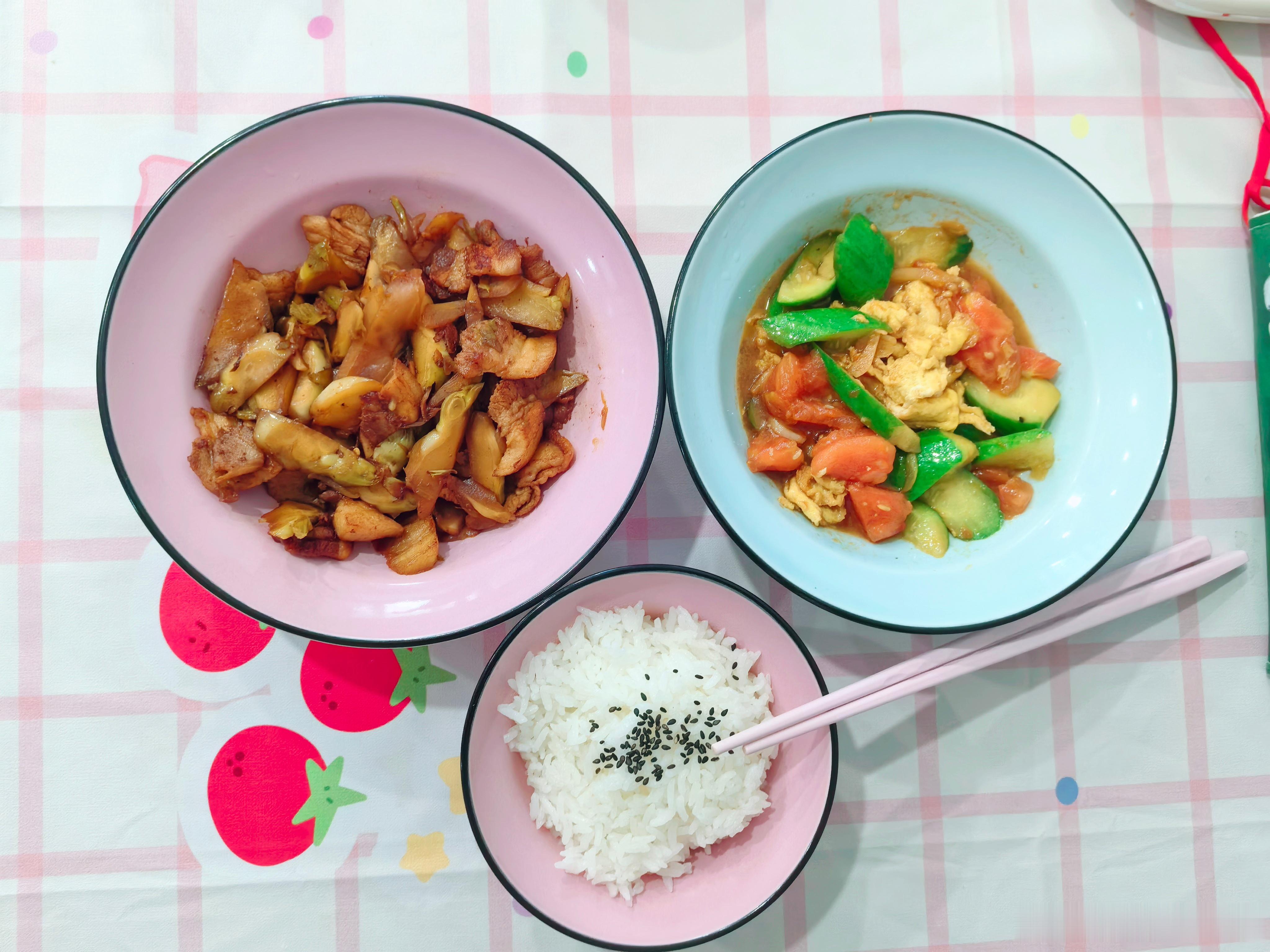今日午餐 终于吃饱喝足躺下啦🛏️。把冰箱剩下的菜都炒上了。泡菜炒肉西红柿炒鸡蛋