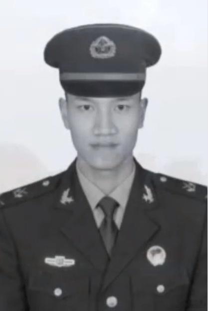朱小华班长，2019年6月2日，在抢修国防通信线路时，因舍身救战友英勇牺牲。时年