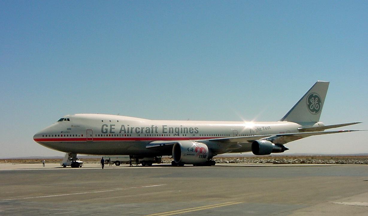 2002年.通用电气的747-100测试机正在莫哈维机场进行GE90-115B发