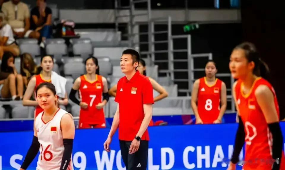 中国女排高歌猛进，中国排球却陷入“洼地”。赵勇执教的中国女排新人辈出，世联赛所向