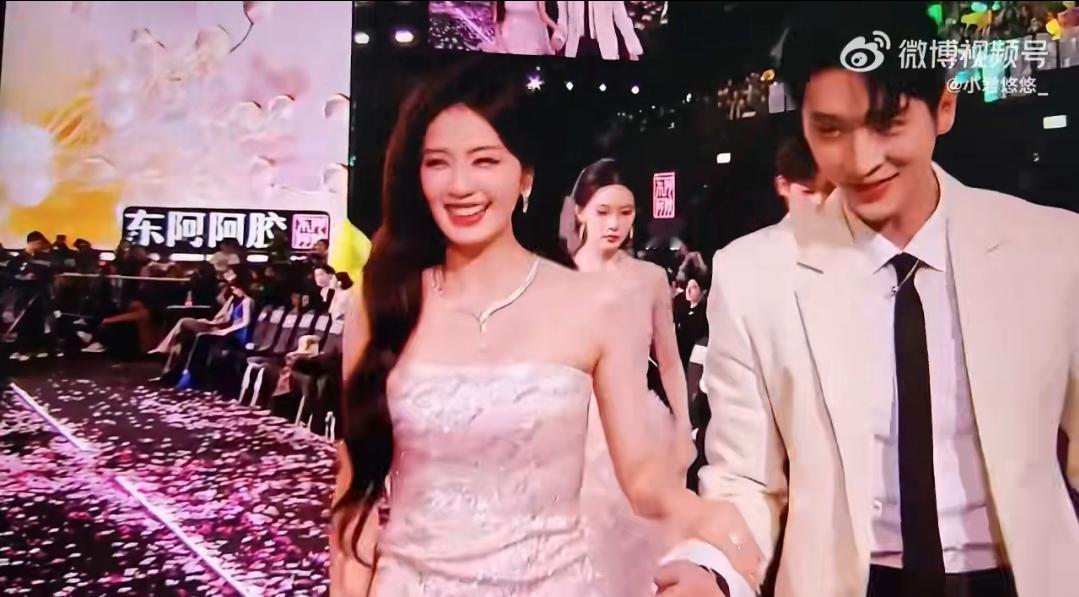 年度名场面：孟子义“三摔三暴”直接把全场吓出表情包
 
孟子义又摔了，而且是“三