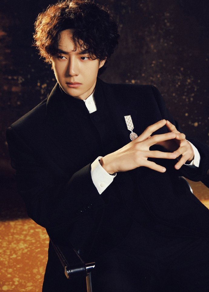 王一博微博之夜造型出图！小卷毛黑西装！ 王一博四宫格出图