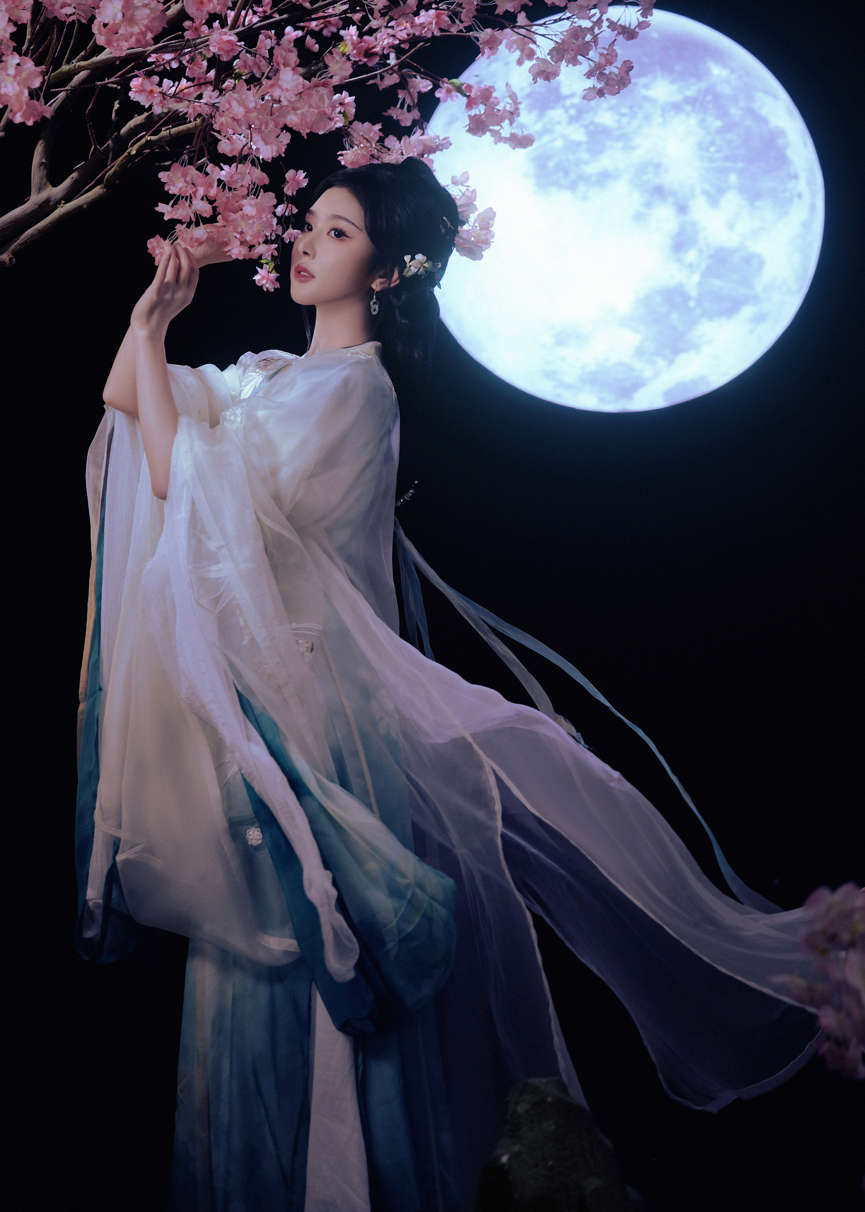 孔雪儿[超话] 在复制粘贴的时代，你是手写的诗[鲜花] ​​​