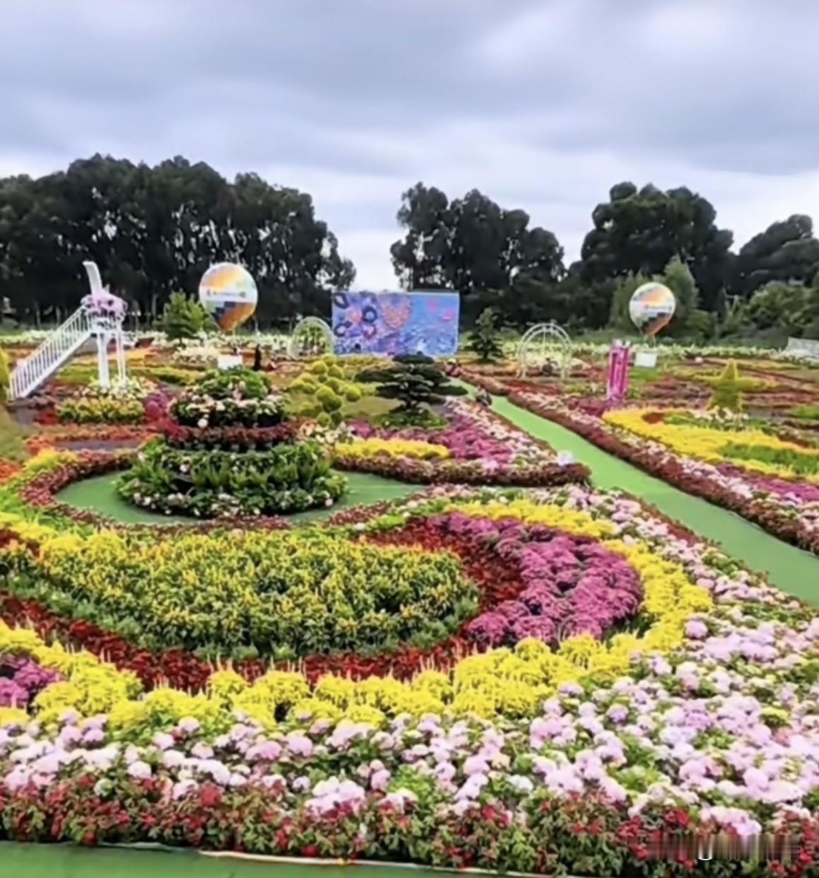 上联：绿叶重重美
   下联：花开朵朵红