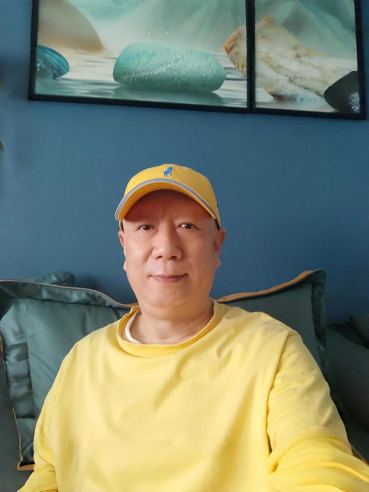 图片上看，该男士额头宽阔，这通常表示他有聪明才智和很强的决策能力。
眉毛浓密且上