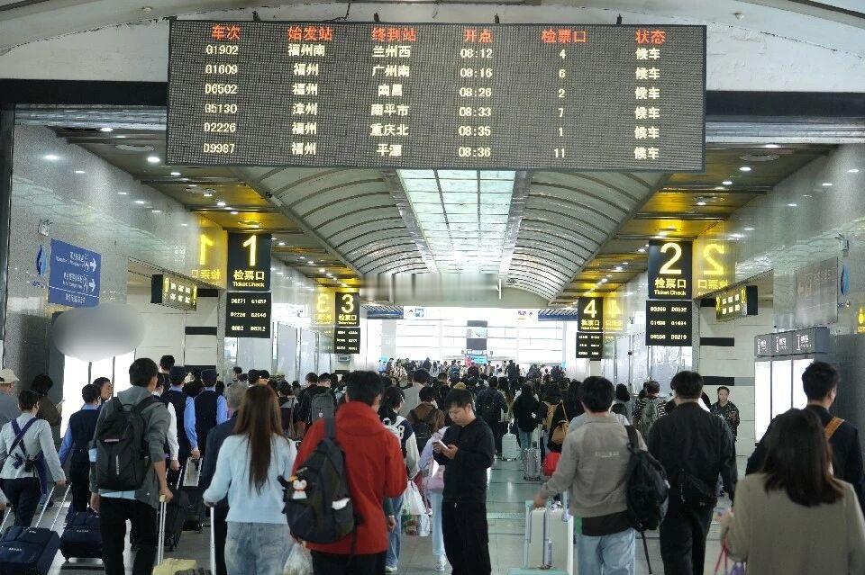 5月4日福州火车站客流高位运行预计发送旅客超14万人次，旅客发送持续保持高位 