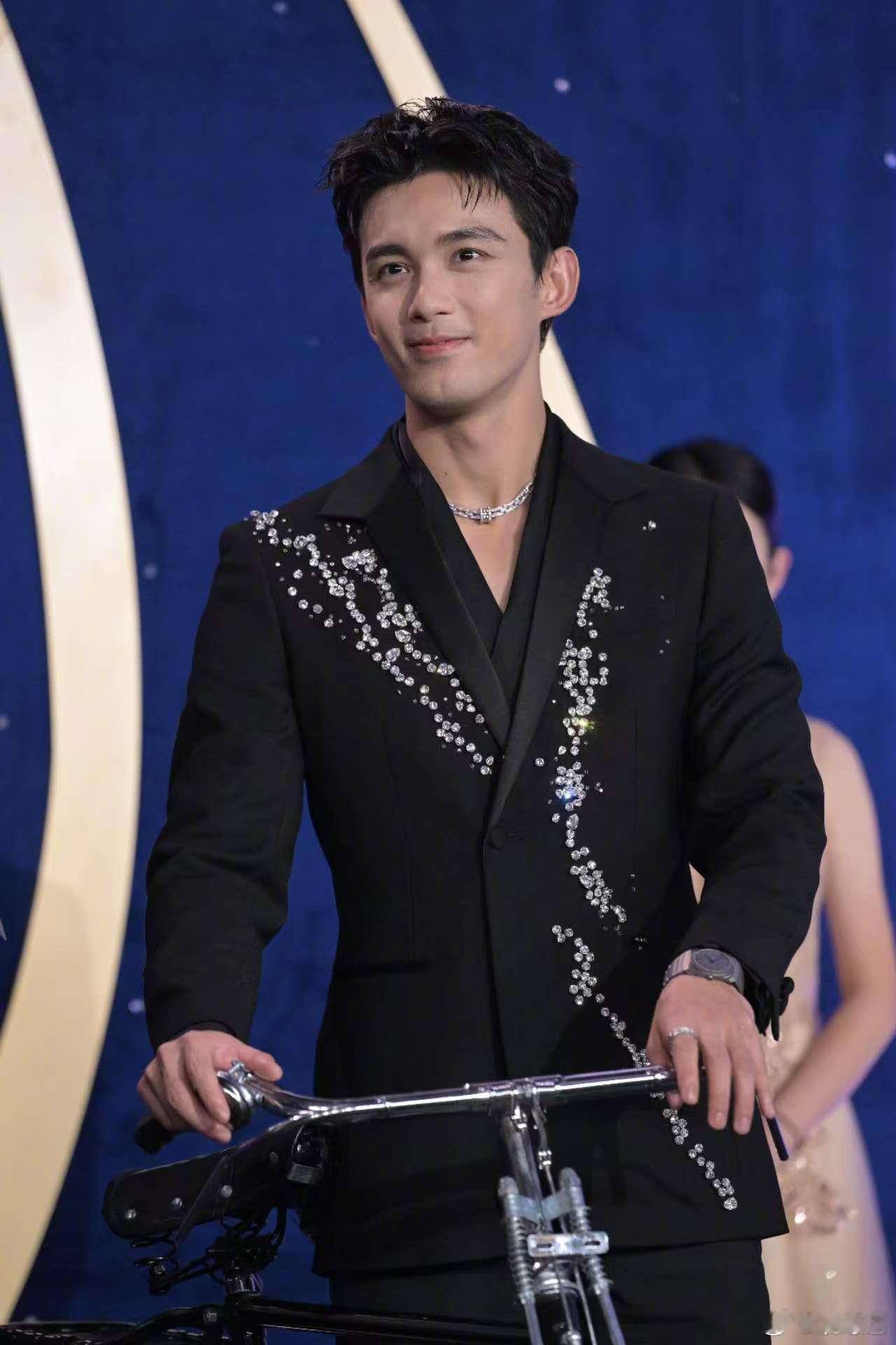 黄渤吴磊新片定档当未来信号回到1970年，这意味着什么？有人在改写历史？还是历史