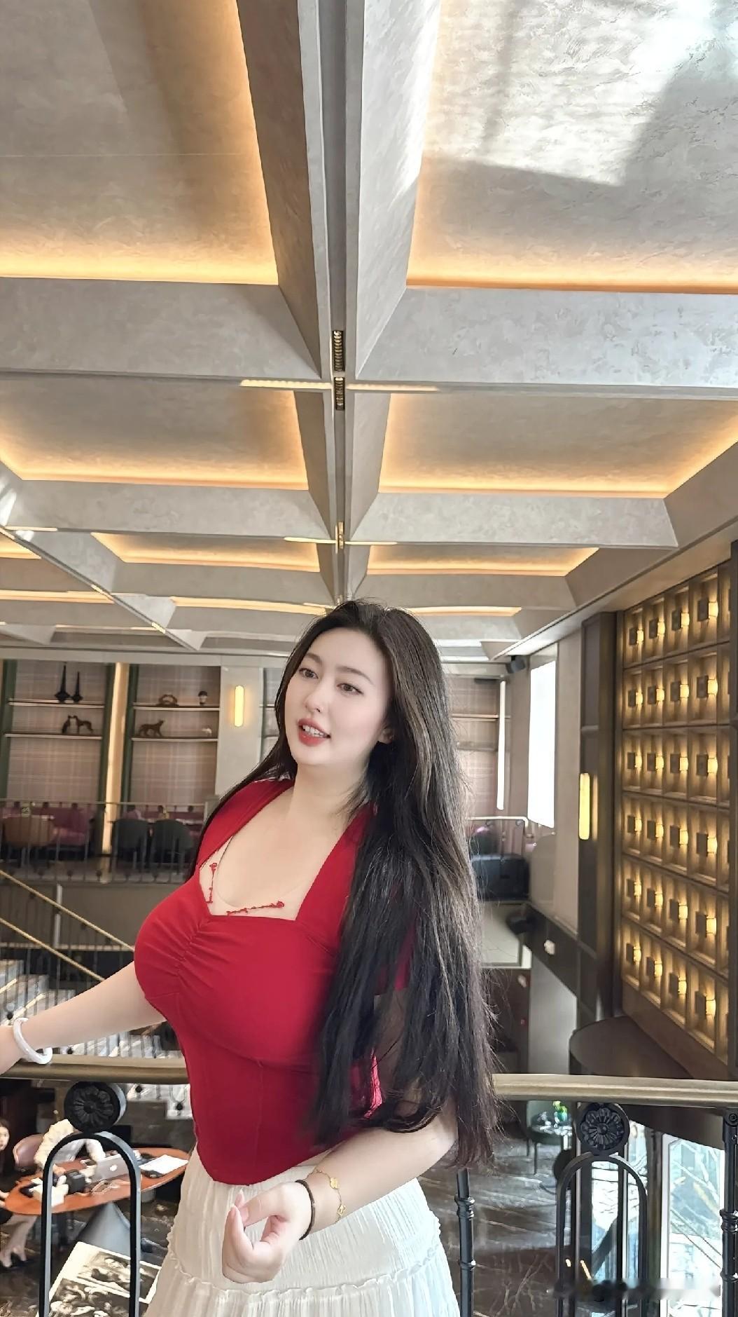 优雅红衣少女，时尚餐厅自拍微胖的就不被人喜欢吗?