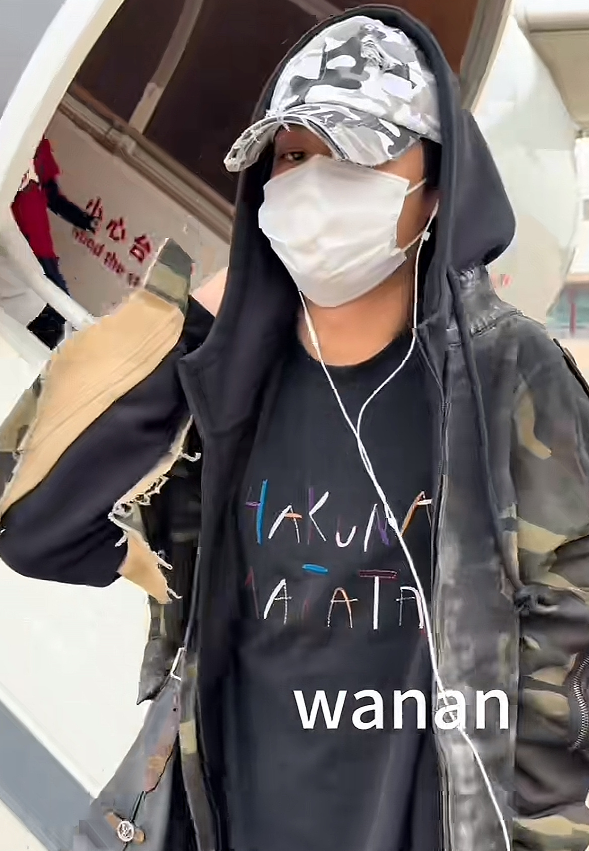 才发现里面那件的印花是hakunamatata蹦蹦跳跳心情好好到北京喽 ​​​