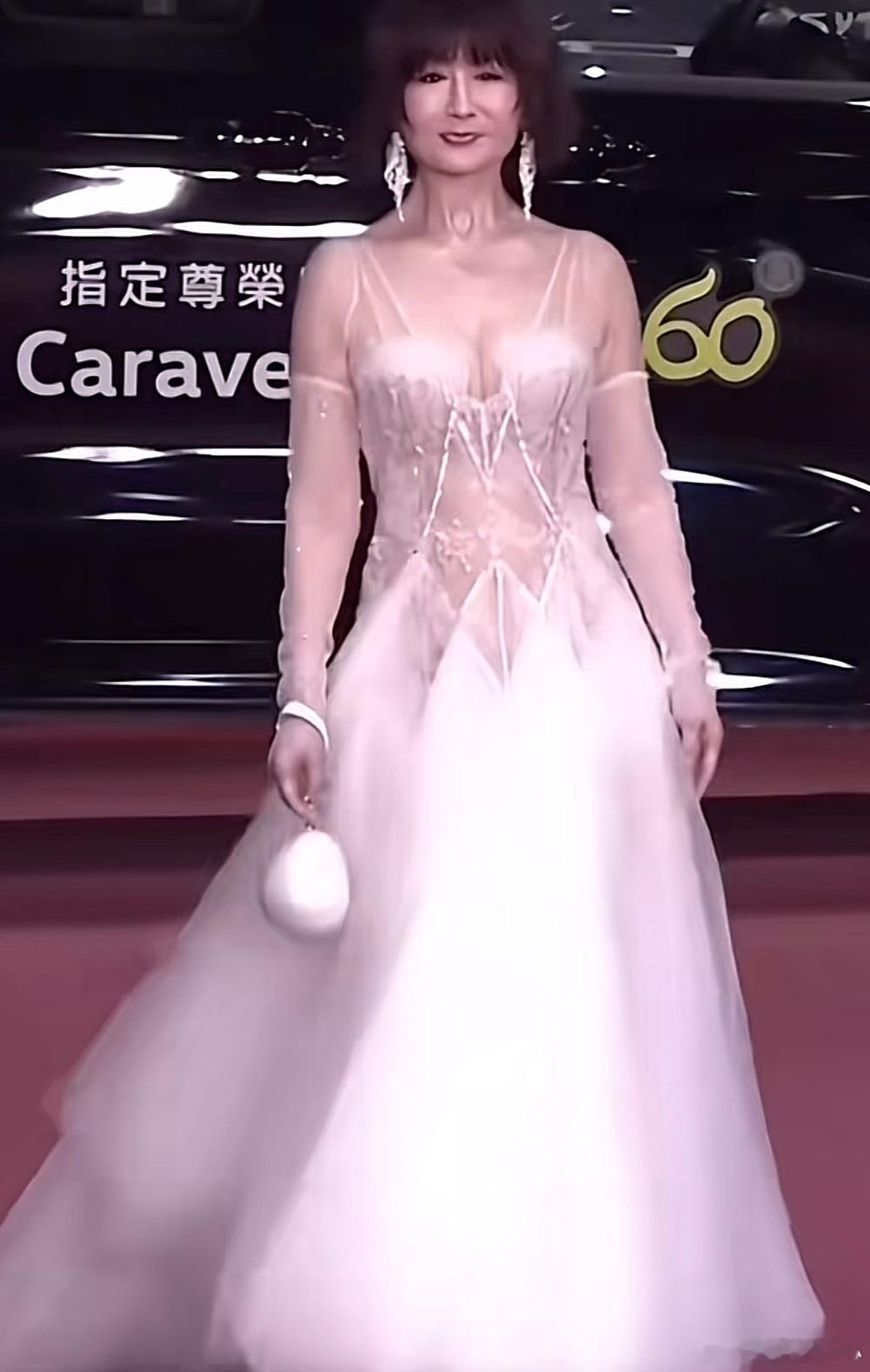 看她款款走来。根本不像一个七八十岁的老人。皮肤光洁娇嫩，连颈纹都没有。可当她抬手