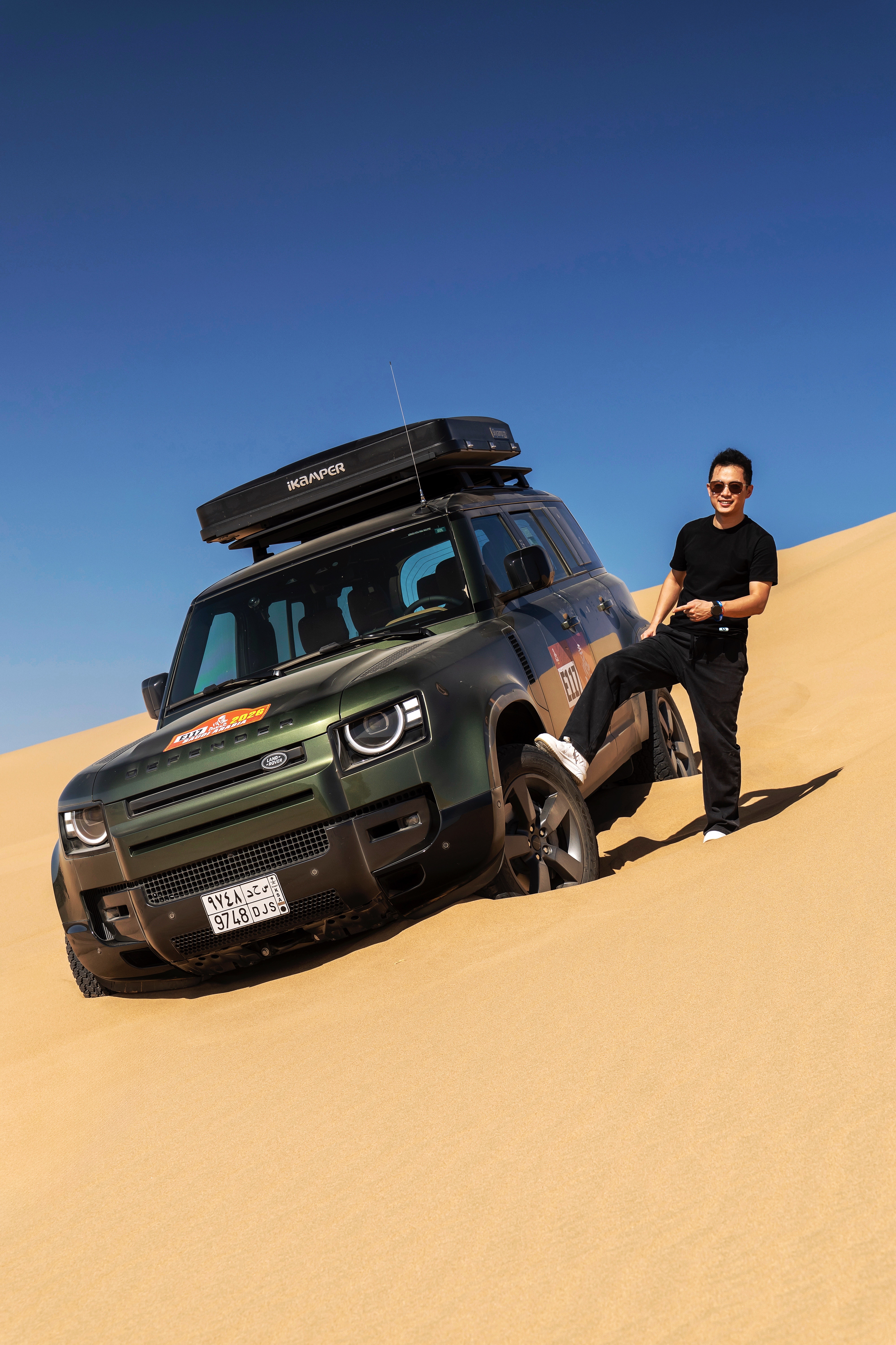 一直期待探索离开赛道和柏油，驶向沙漠与丛林的越野/旅行类体验，这次跟路虎卫士来沙