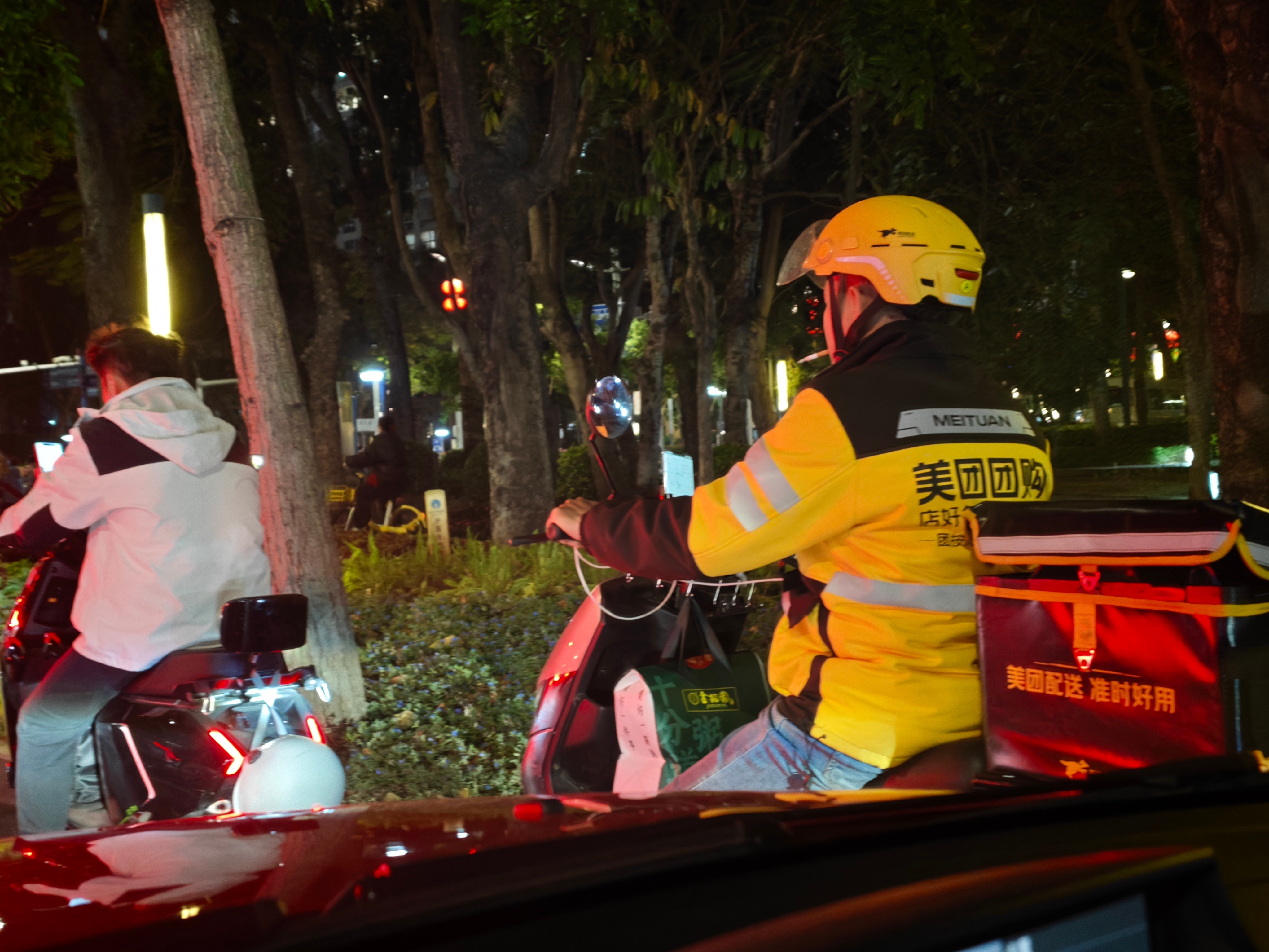 给在深圳开车的朋友提个醒，在等灯的时候，建议大家把最右侧和花坛的距离多留一些，深
