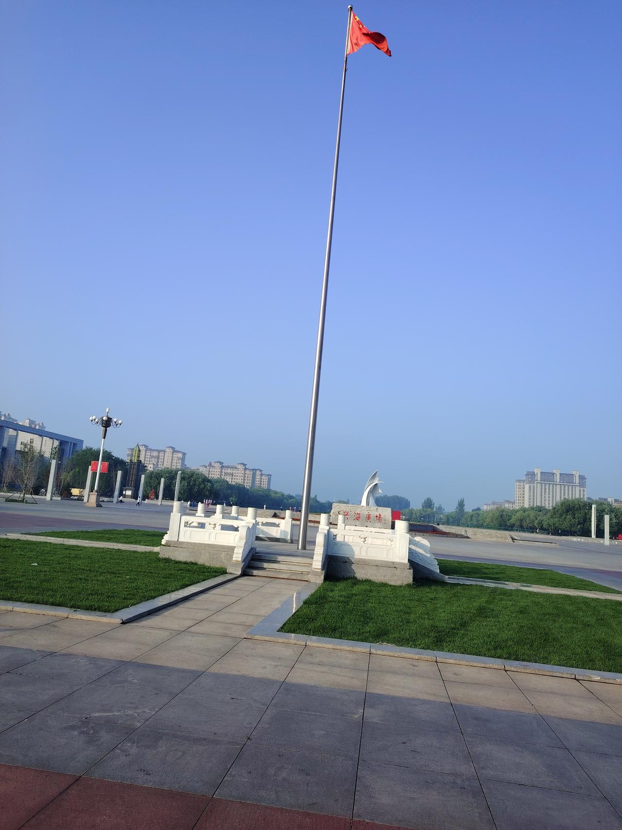 政府广场的升旗杆看着就是那么庄重！