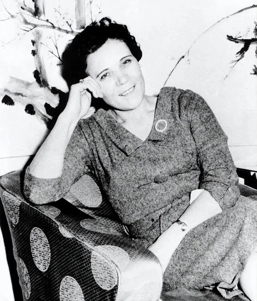 分享一张难得的老照片图片上的苏联女子原名芬娜·伊巴提娃·瓦哈瑞娃，从小父母早逝，