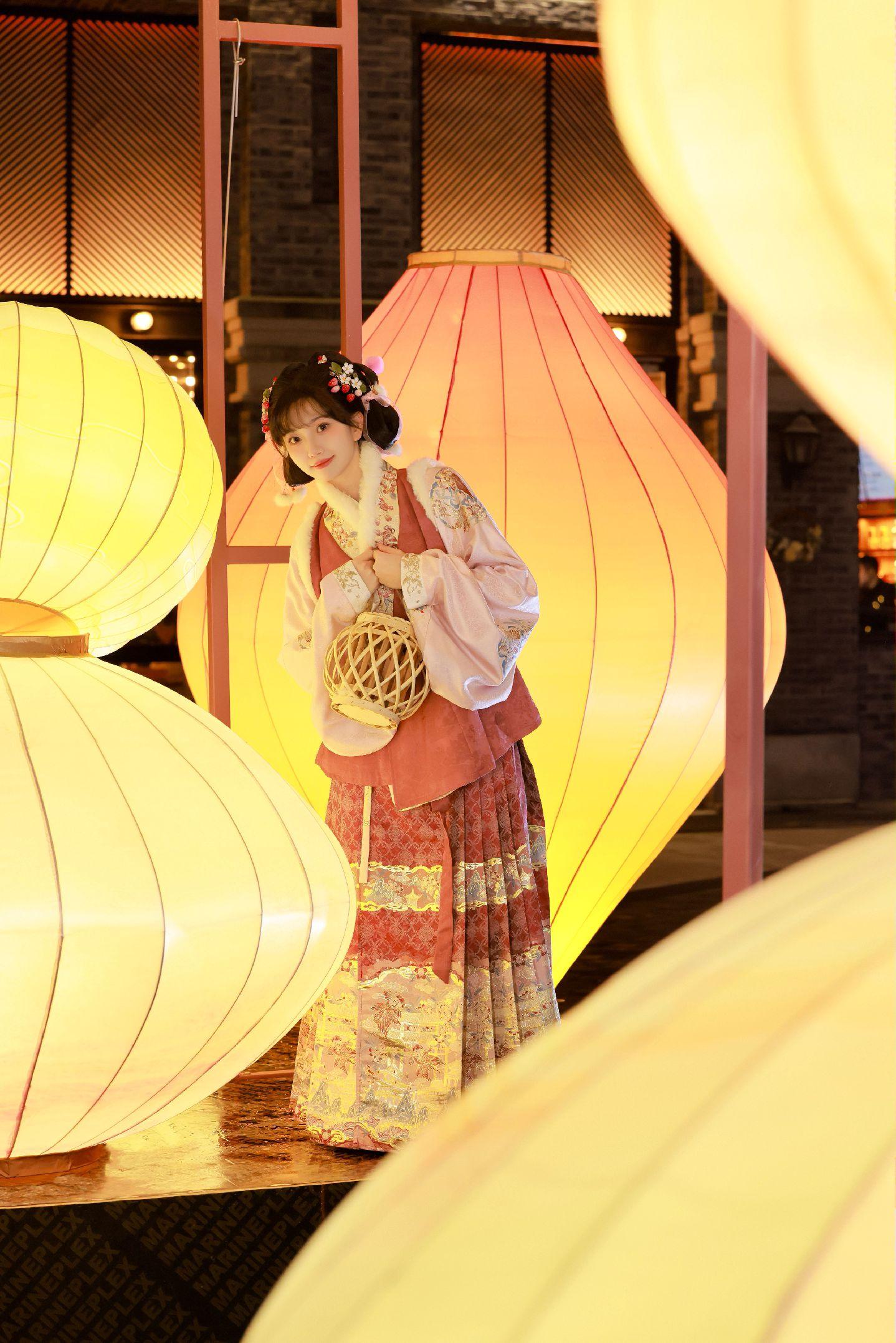 新年氛围已就位🧨。适合跨年来拍灯会的地方又被我发现啦 巨型的走马宫灯...