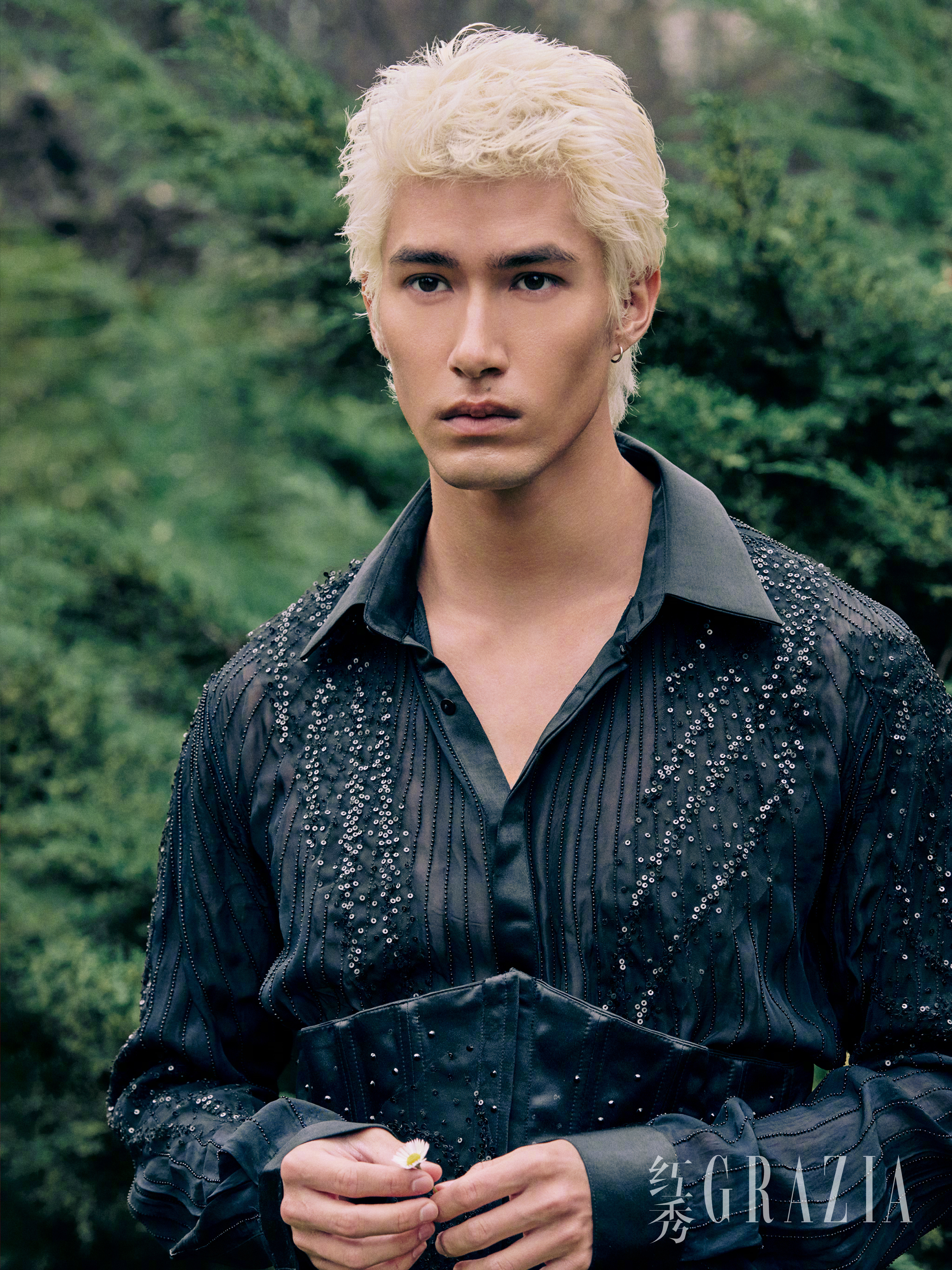 米卡身穿多套品牌春夏新一季高级定制礼服出镜红秀 GRAZIA 三月新刊封面1️⃣