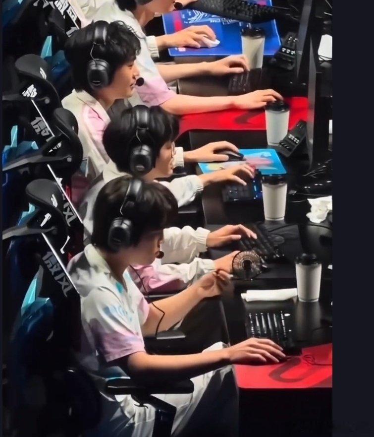 Bin哥这什么键盘啊！比赛过程中，竟然键帽飞了！Bin比赛时键盘坏了没叫暂停Th
