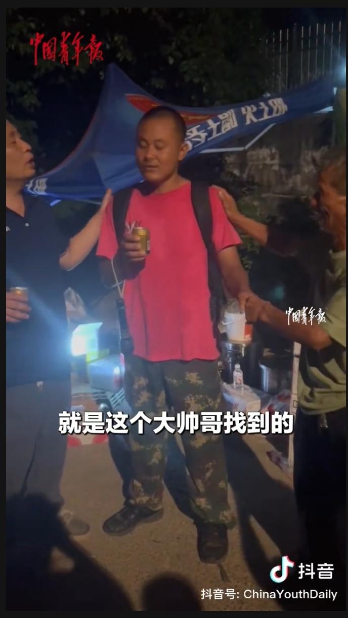 “无人机手立大功了！”8月1日，贵州一名4岁男童意外走失，家人查监控发现孩子钻进