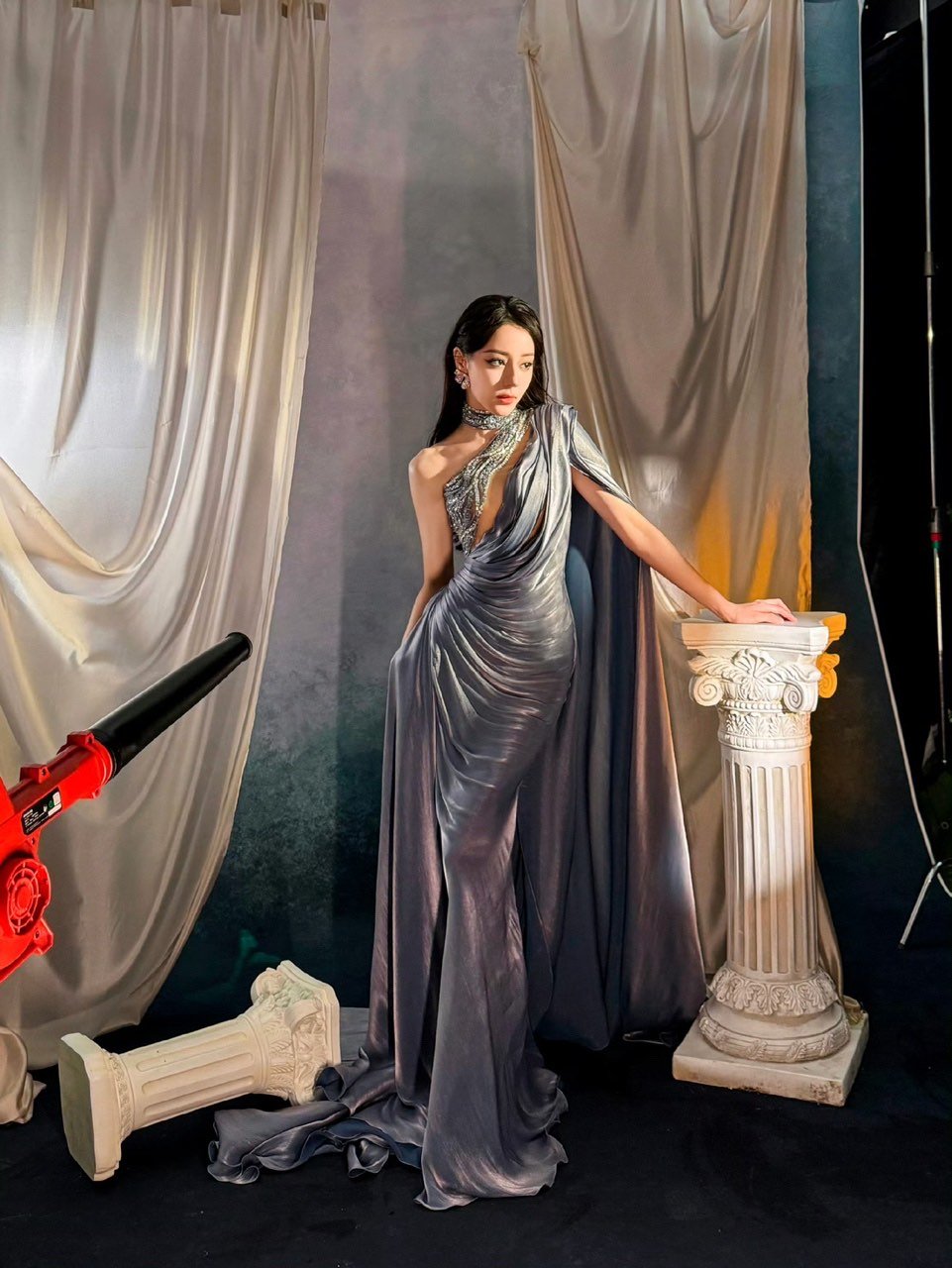 #迪丽热巴身上的光花絮图##迪丽热巴交织锻光花絮图#  迪丽热巴交织锻光花絮图 