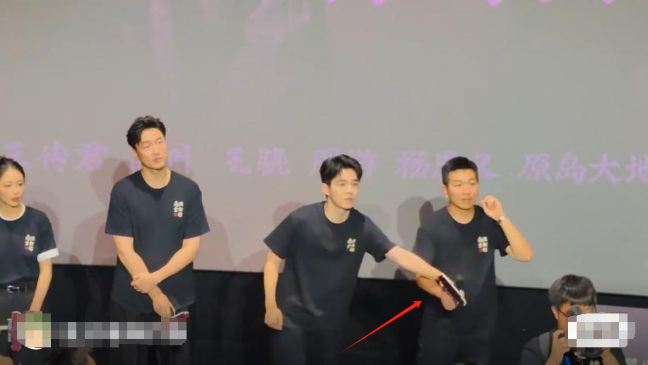 《南京照相馆》路演，刘昊然好让人反感，抢导演话筒还爱演。
 
虽然这部电影还没正