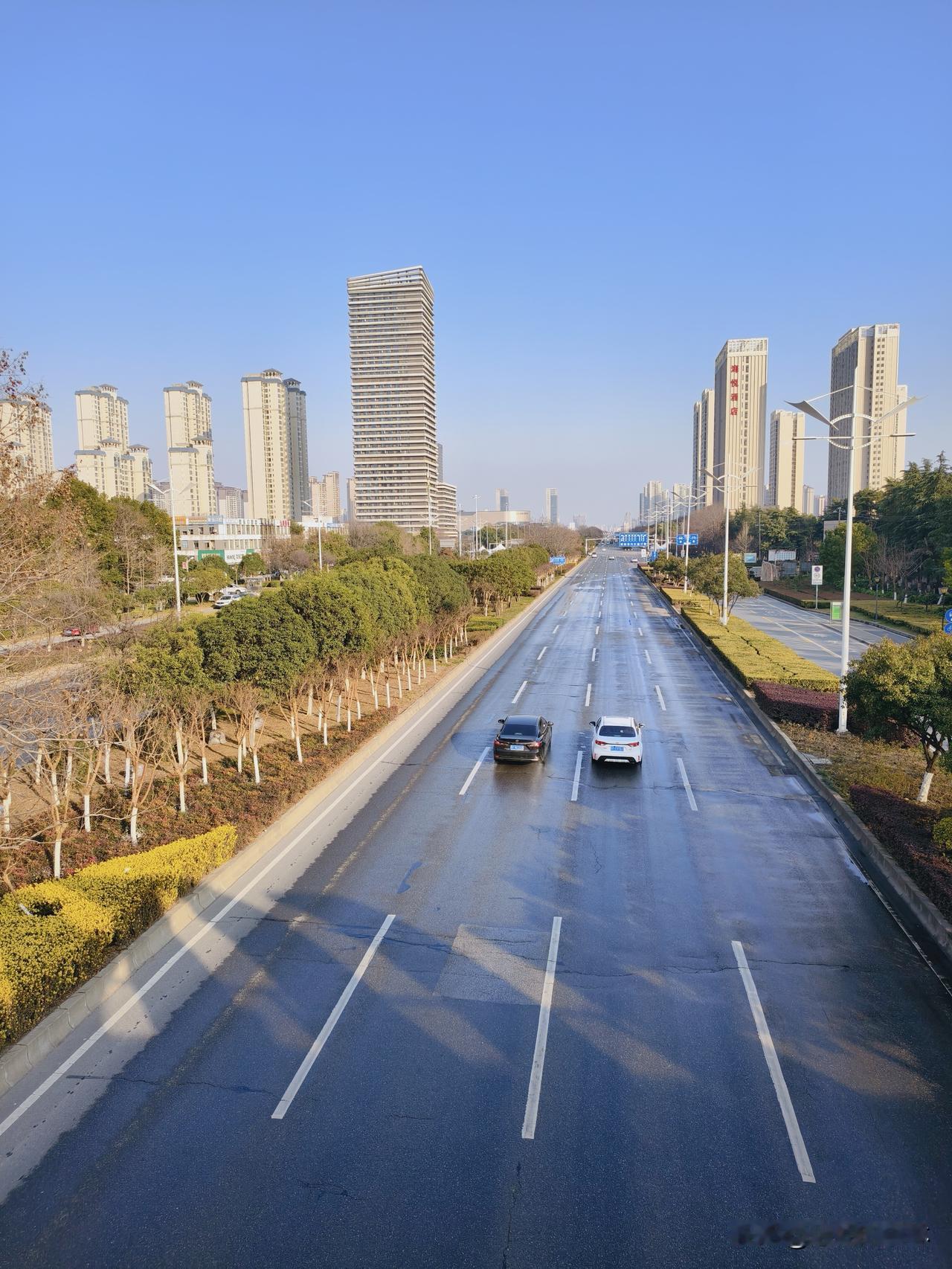 从邓城大道看襄阳城市建设的日新月异

每次经过邓城大道，我都要忍不住的拍几张照片
