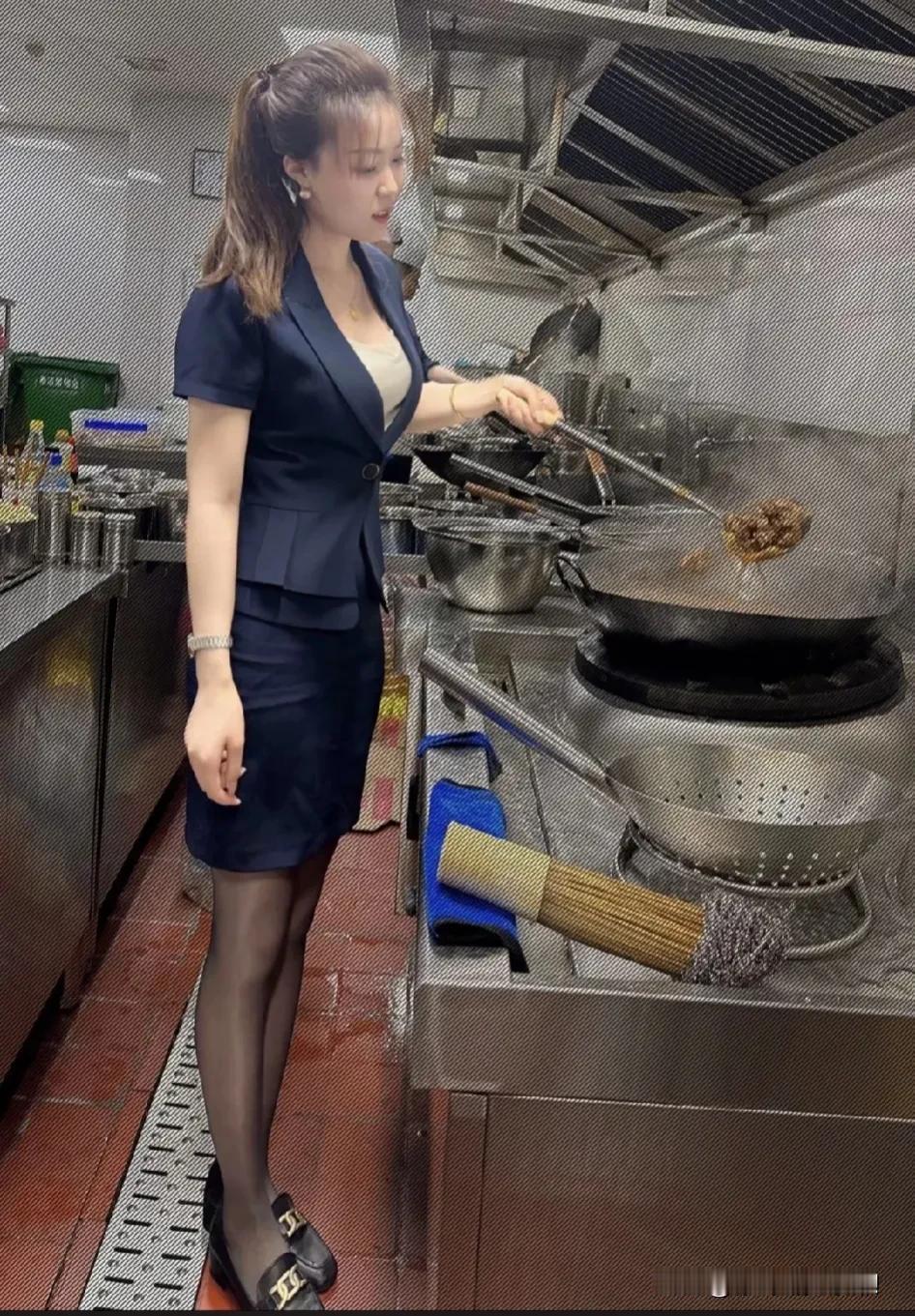 知道为什么店里生意好吗？因为先带你参观后厨，然后告诉你消费满300可以和主厨合影