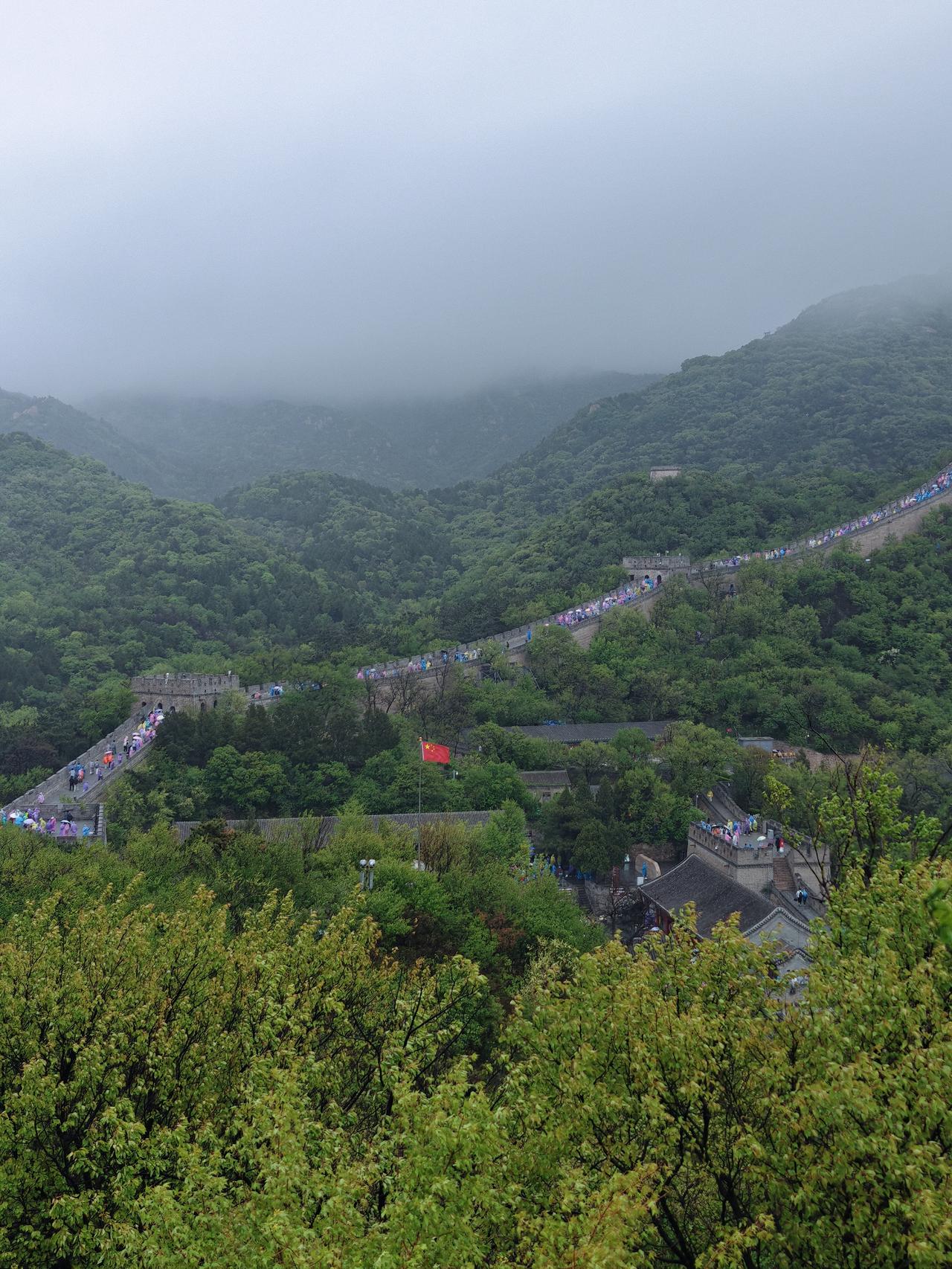 五一 第二天去了八达岭长城，还下雨了，整个管理也不行，都是要你坐缆车的，这个代表