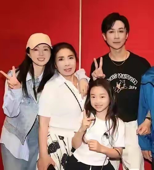姐姐就是姐姐，董璇最终还是留了一手，张维伊可能也没有想到，董璇竟然不准备和自己住