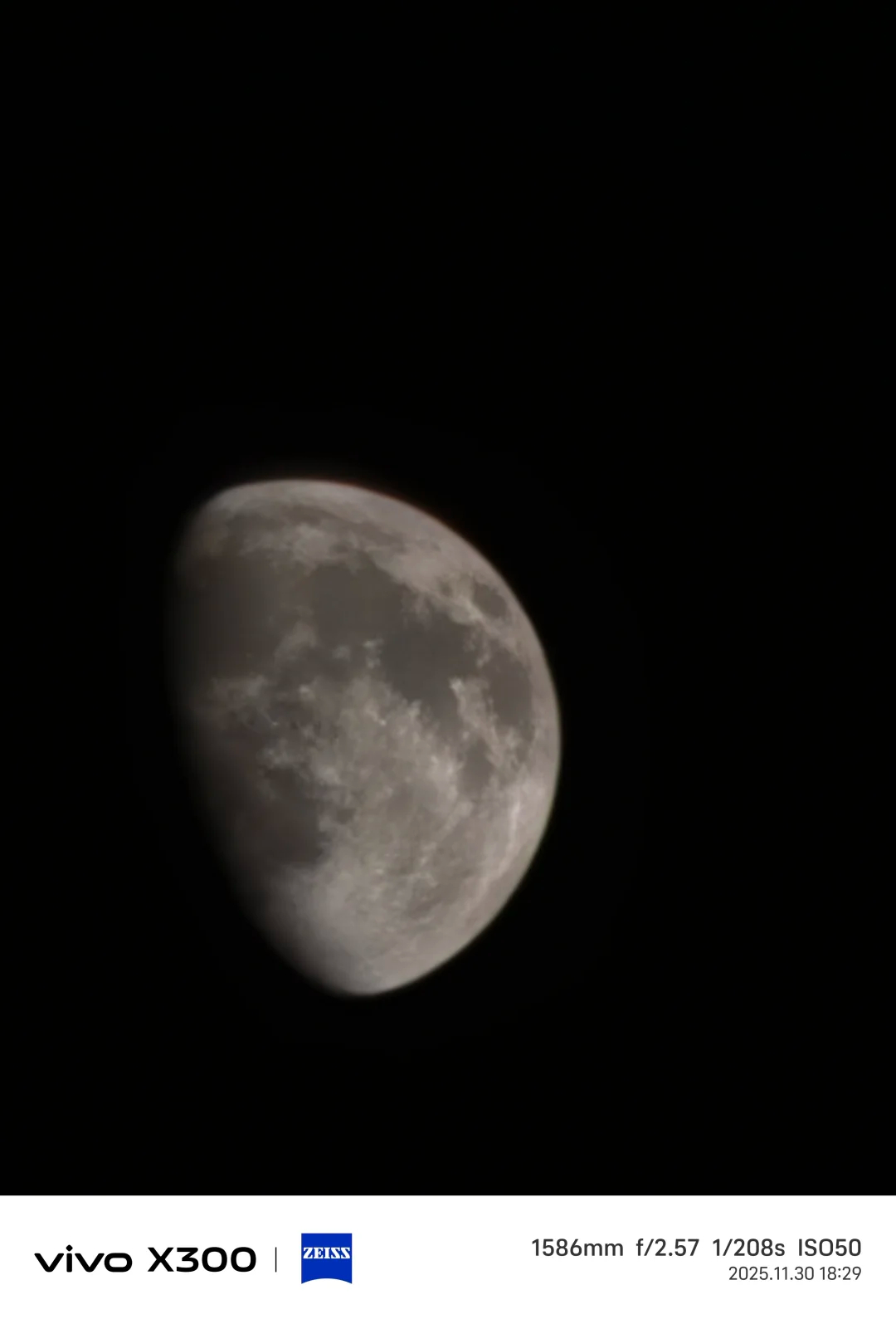 来欣赏一下这个月最后一天的月亮