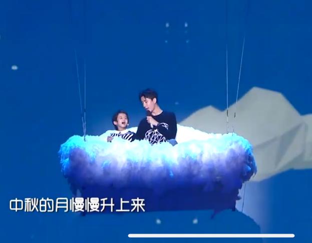 8年前的小鱼还登上过中秋晚会，

他与吴尊、于小彤一同登台，

带着孩子们一起演